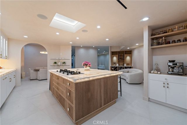 8045 Mulholland Drive, Los Angeles, CA 90046