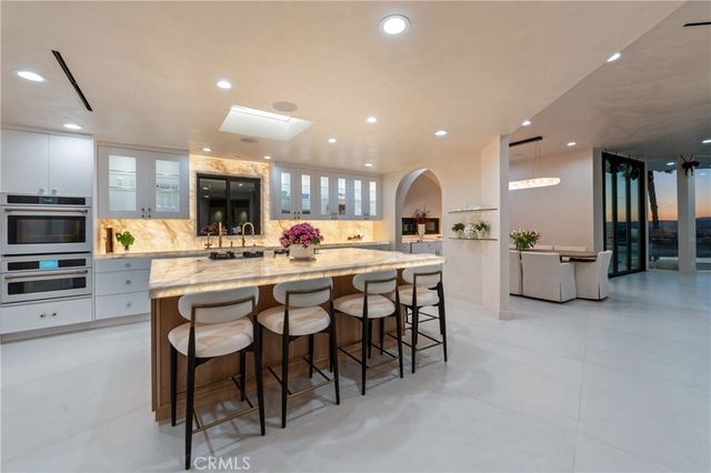 8045 Mulholland Drive, Los Angeles, CA 90046