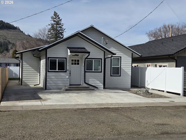 2812 N 4TH St, La Grande, OR 97850