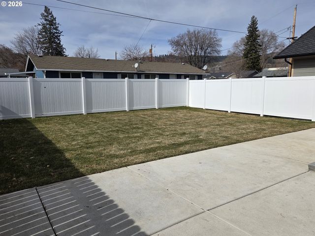 2812 N 4TH St, La Grande, OR 97850