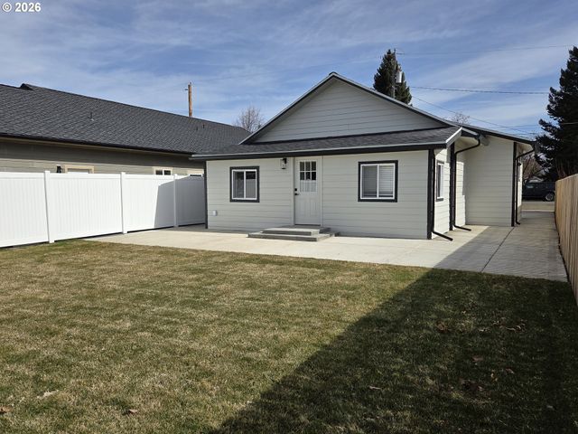 2812 N 4TH St, La Grande, OR 97850