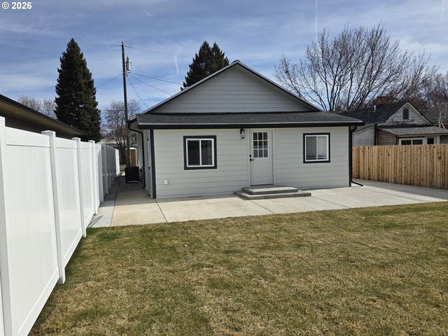 2812 N 4TH St, La Grande, OR 97850