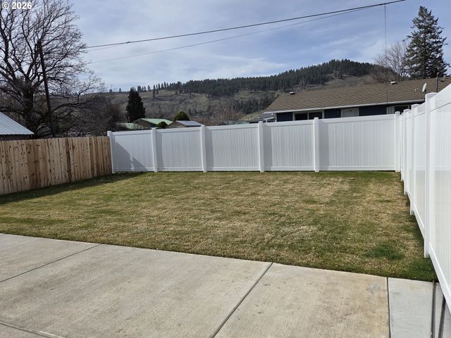 2812 N 4TH St, La Grande, OR 97850