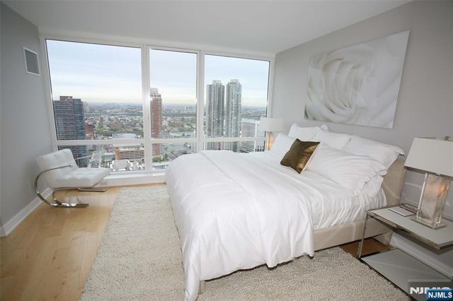 2 2nd Street 1608, Jersey City, NJ 07302