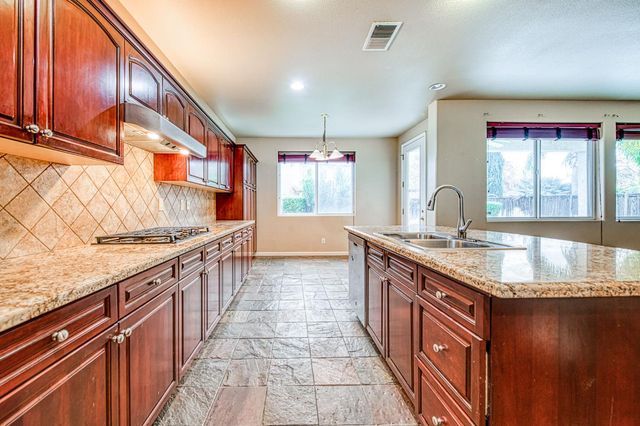 11078 Sawtooth Peak Way, Clovis, CA 93619