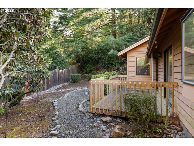 1730 ARCH Ln, Brookings, OR 97415