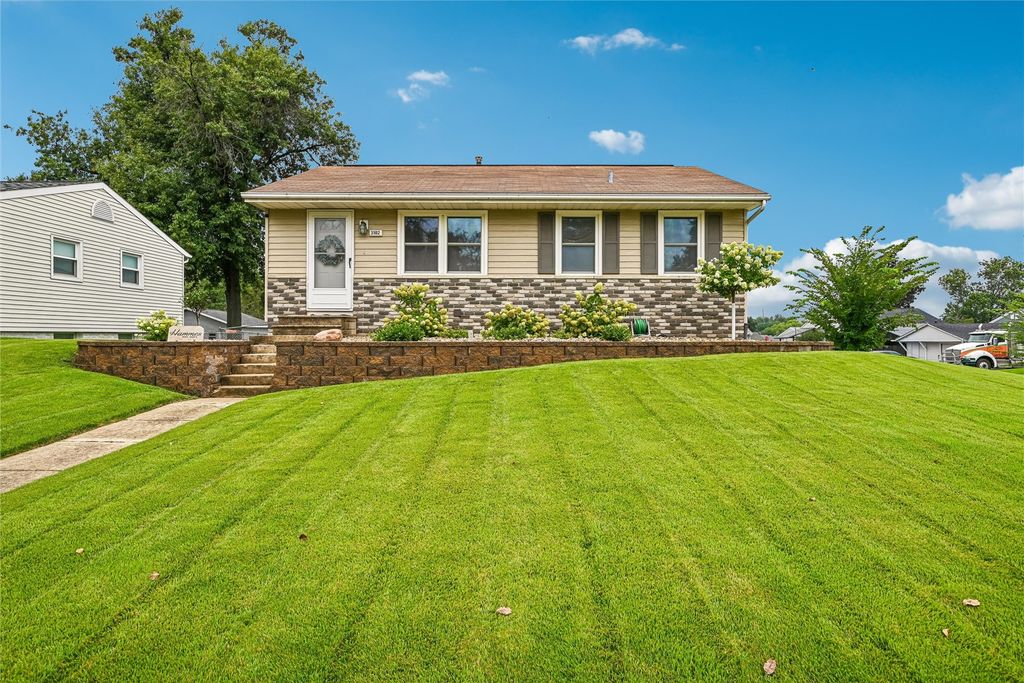 3102 Bayberry Drive SW, Cedar Rapids, IA 52404