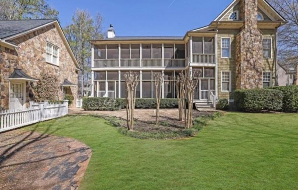 Image 4 of property listing at 1421 Hedgewood Lane NW, Kennesaw, GA 30152