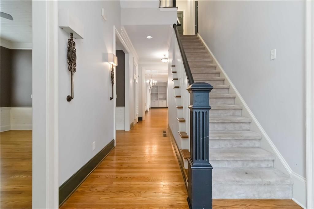 Image 6 of property listing at 1421 Hedgewood Lane NW, Kennesaw, GA 30152