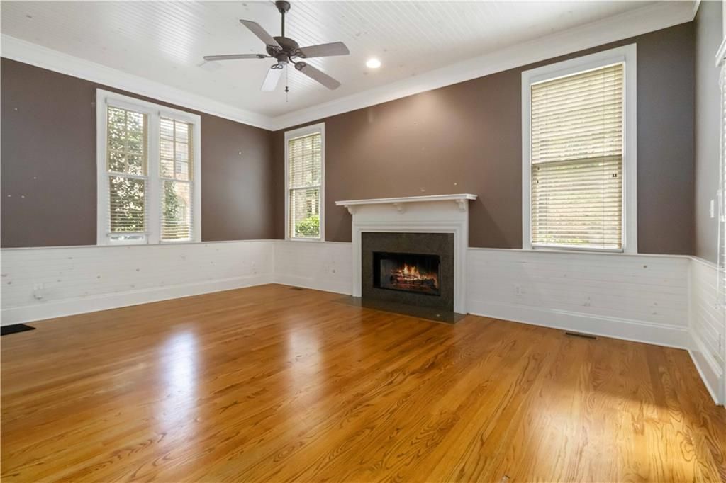 Image 9 of property listing at 1421 Hedgewood Lane NW, Kennesaw, GA 30152