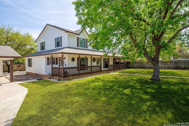 1506 D St, Floresville, TX 78114