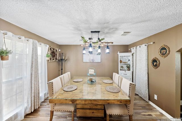 1506 D St, Floresville, TX 78114