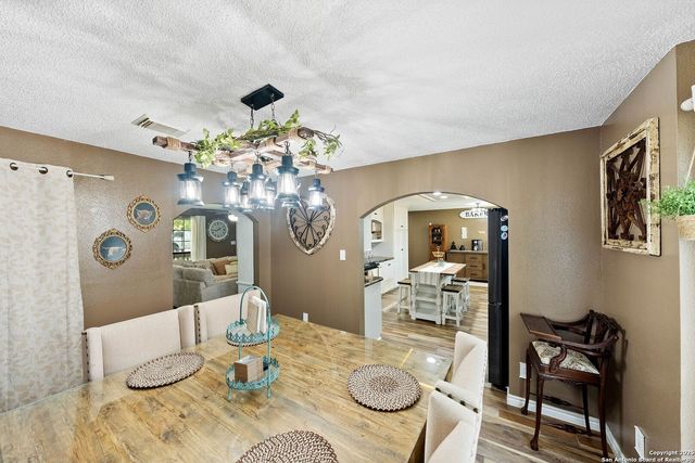 1506 D St, Floresville, TX 78114