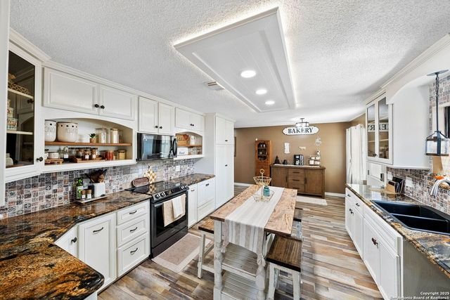 1506 D St, Floresville, TX 78114