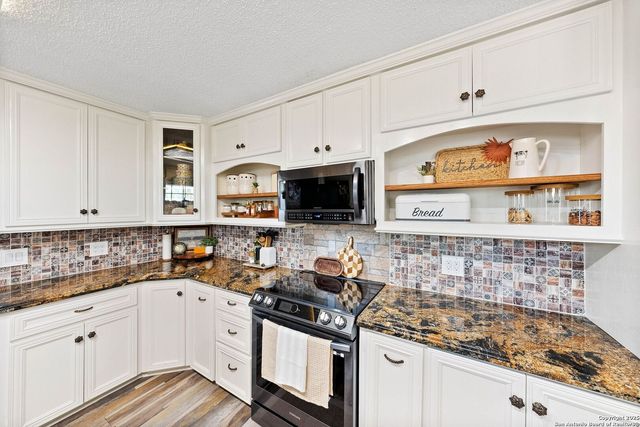 1506 D St, Floresville, TX 78114