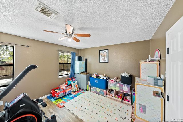 1506 D St, Floresville, TX 78114