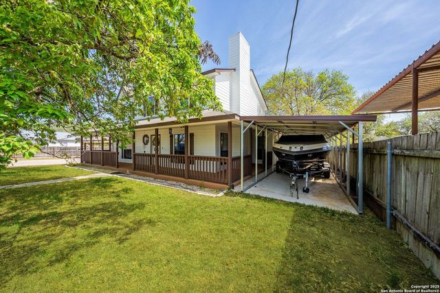 1506 D St, Floresville, TX 78114