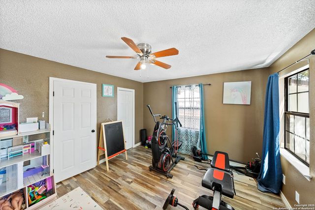 1506 D St, Floresville, TX 78114