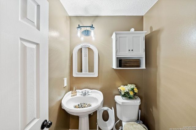 1506 D St, Floresville, TX 78114