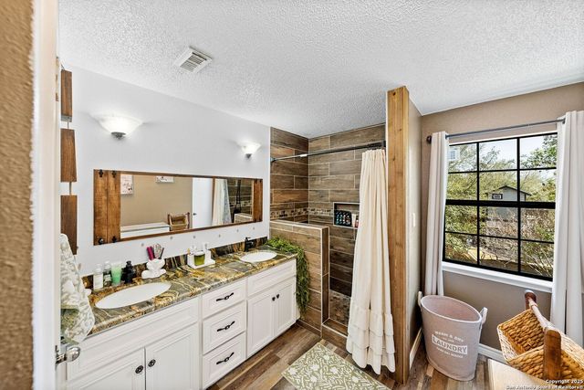 1506 D St, Floresville, TX 78114