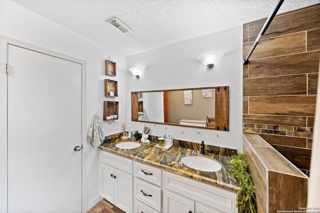 1506 D St, Floresville, TX 78114