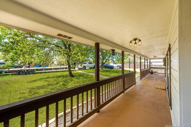 1506 D St, Floresville, TX 78114