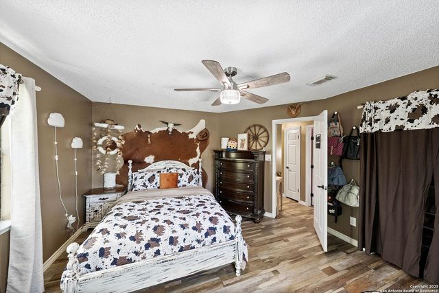1506 D St, Floresville, TX 78114