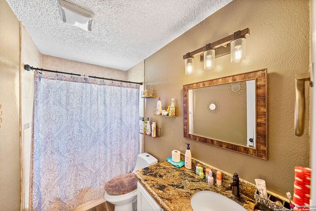 1506 D St, Floresville, TX 78114