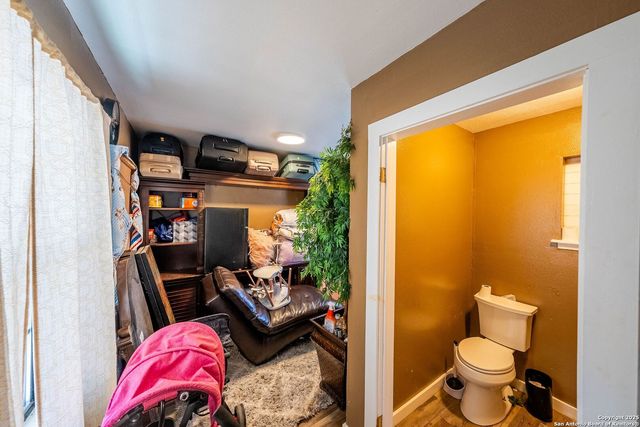 1506 D St, Floresville, TX 78114