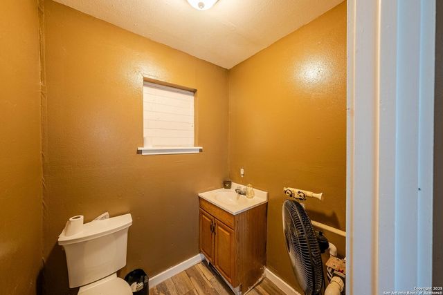 1506 D St, Floresville, TX 78114
