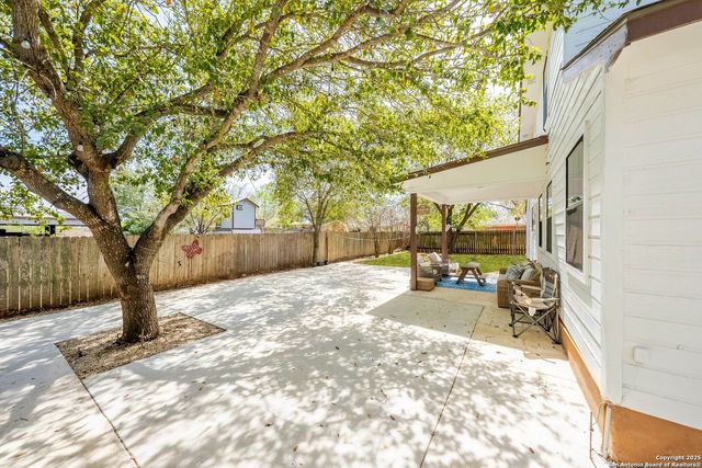 1506 D St, Floresville, TX 78114