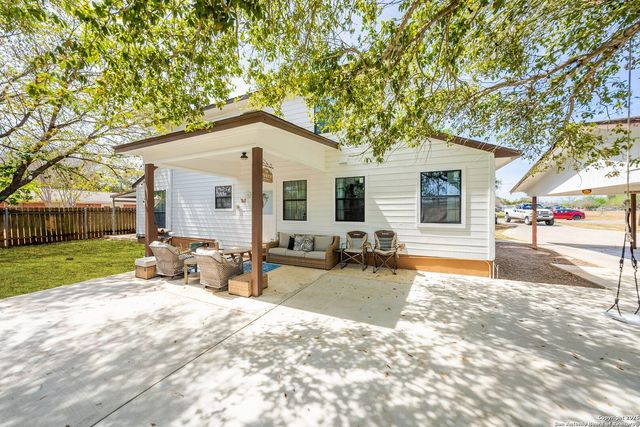 1506 D St, Floresville, TX 78114