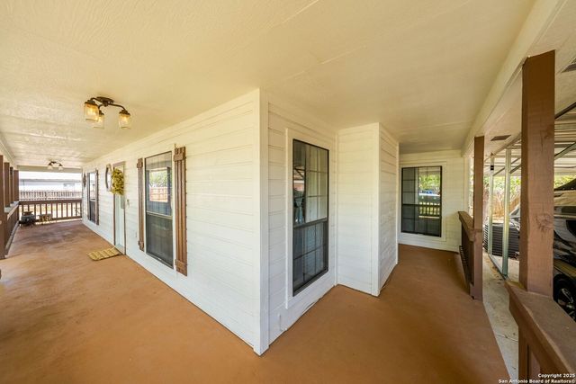 1506 D St, Floresville, TX 78114