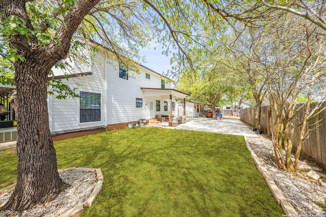 1506 D St, Floresville, TX 78114
