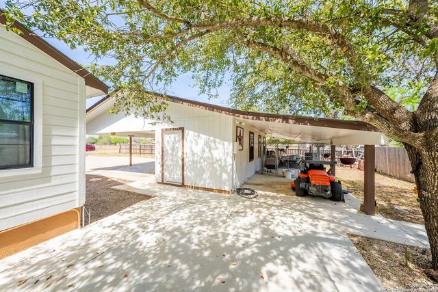 1506 D St, Floresville, TX 78114