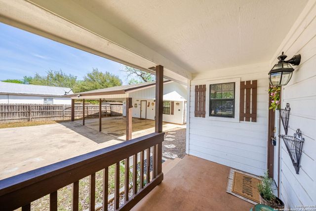 1506 D St, Floresville, TX 78114
