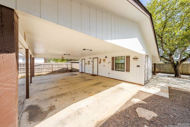 1506 D St, Floresville, TX 78114
