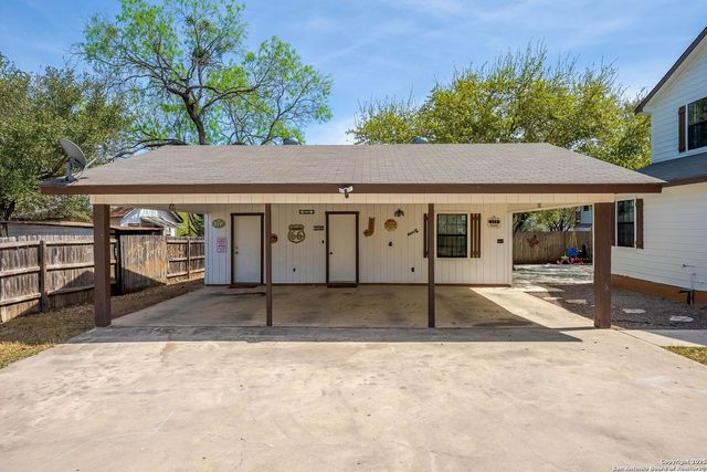1506 D St, Floresville, TX 78114