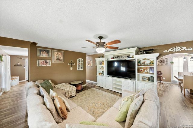 1506 D St, Floresville, TX 78114