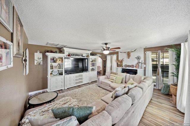 1506 D St, Floresville, TX 78114