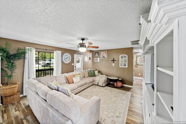 1506 D St, Floresville, TX 78114