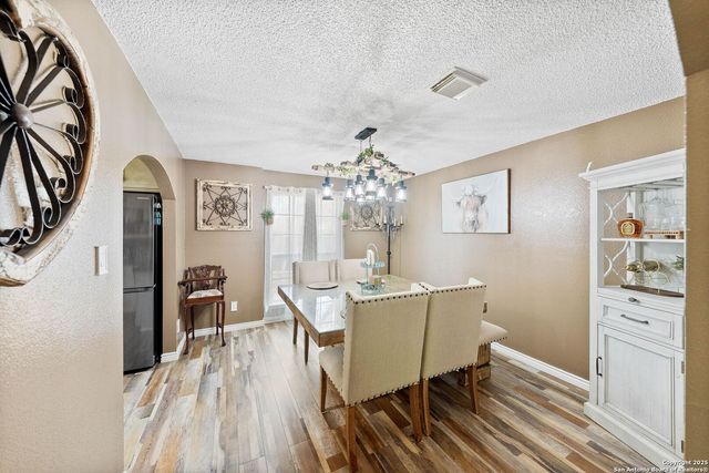 1506 D St, Floresville, TX 78114