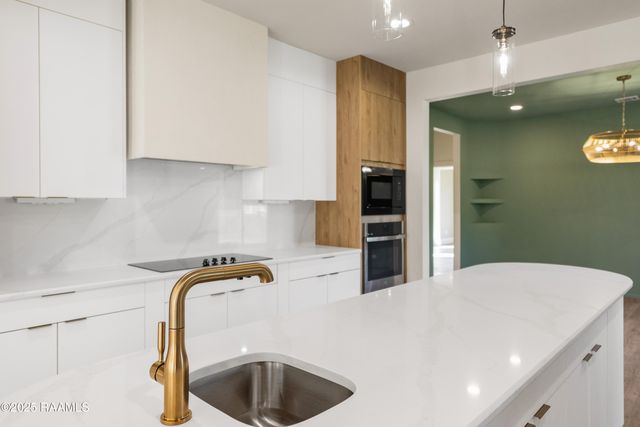 100 La Rue Malaga, Broussard, LA 70518