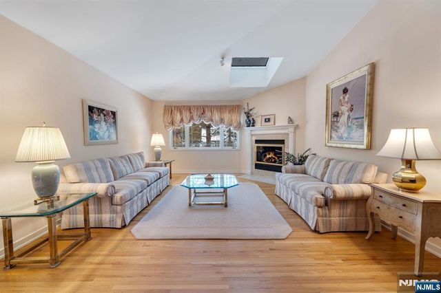 19 Fox Run Road, Allendale, NJ 07401