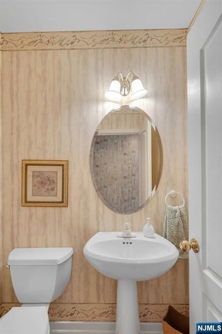 19 Fox Run Road, Allendale, NJ 07401