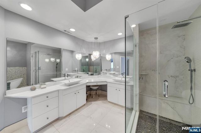 19 Fox Run Road, Allendale, NJ 07401