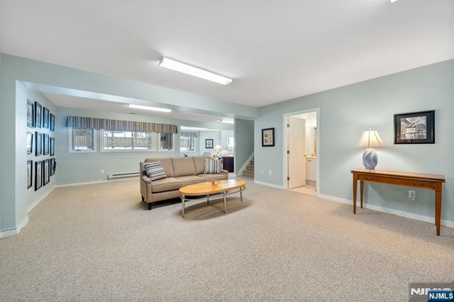 19 Fox Run Road, Allendale, NJ 07401