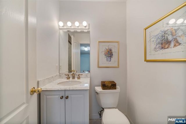 19 Fox Run Road, Allendale, NJ 07401