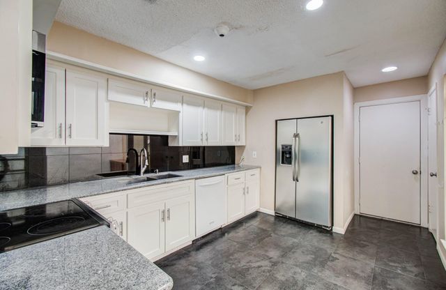 5230 Woodlawn Place, Bellaire, TX 77401