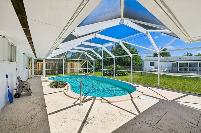 804 SE 16th Court, Deerfield Beach, FL 33441